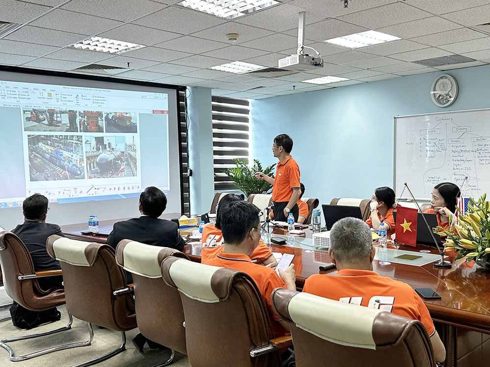 Ông Đào Song Hà giới thiệu về hoạt động của Tập đoàn MICO GROUP và Công ty MICO JLG