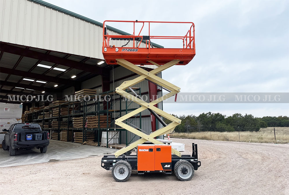 Xe nâng cắt kéo chạy diesel JLG RT2669