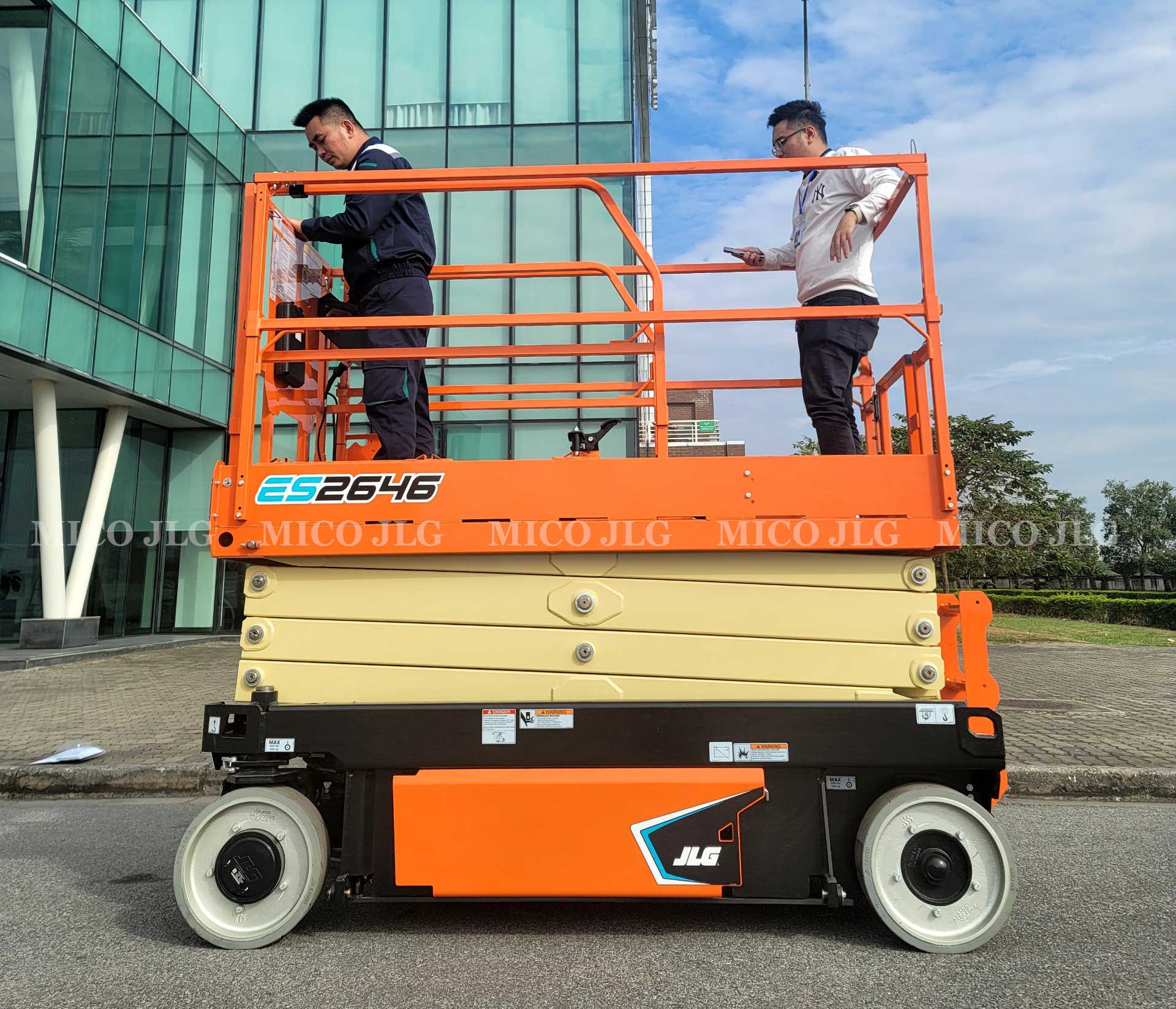 Hình ảnh cán bộ kỹ thuật MICO JLG vận hành chạy thử xe cắt kéo JLG ES2646 chạy điện