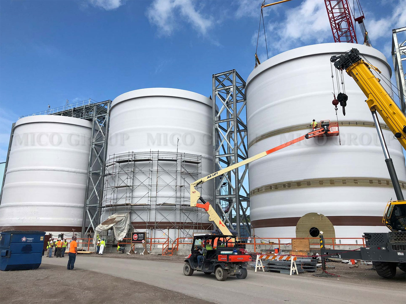 Xe nâng người boom lift cần gấp khúc làm việc tại nhà máy