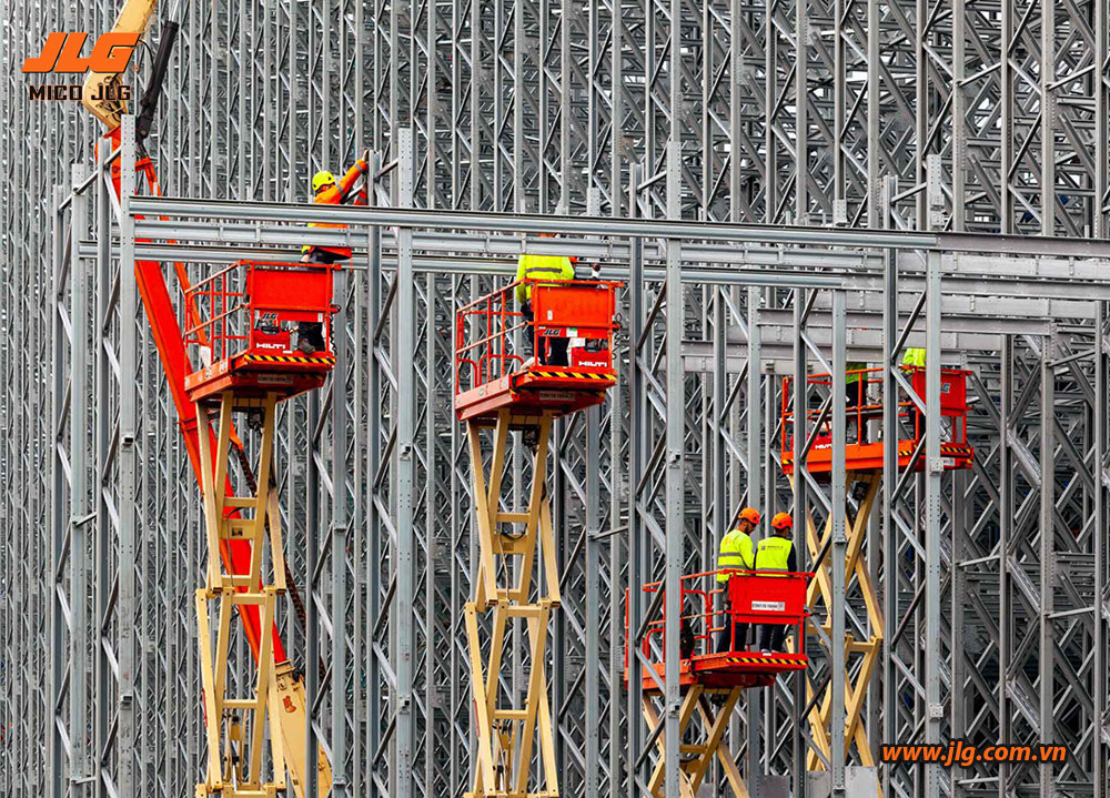 Xe cắt kéo JLG tham gia lắp dựng nhà khung thép