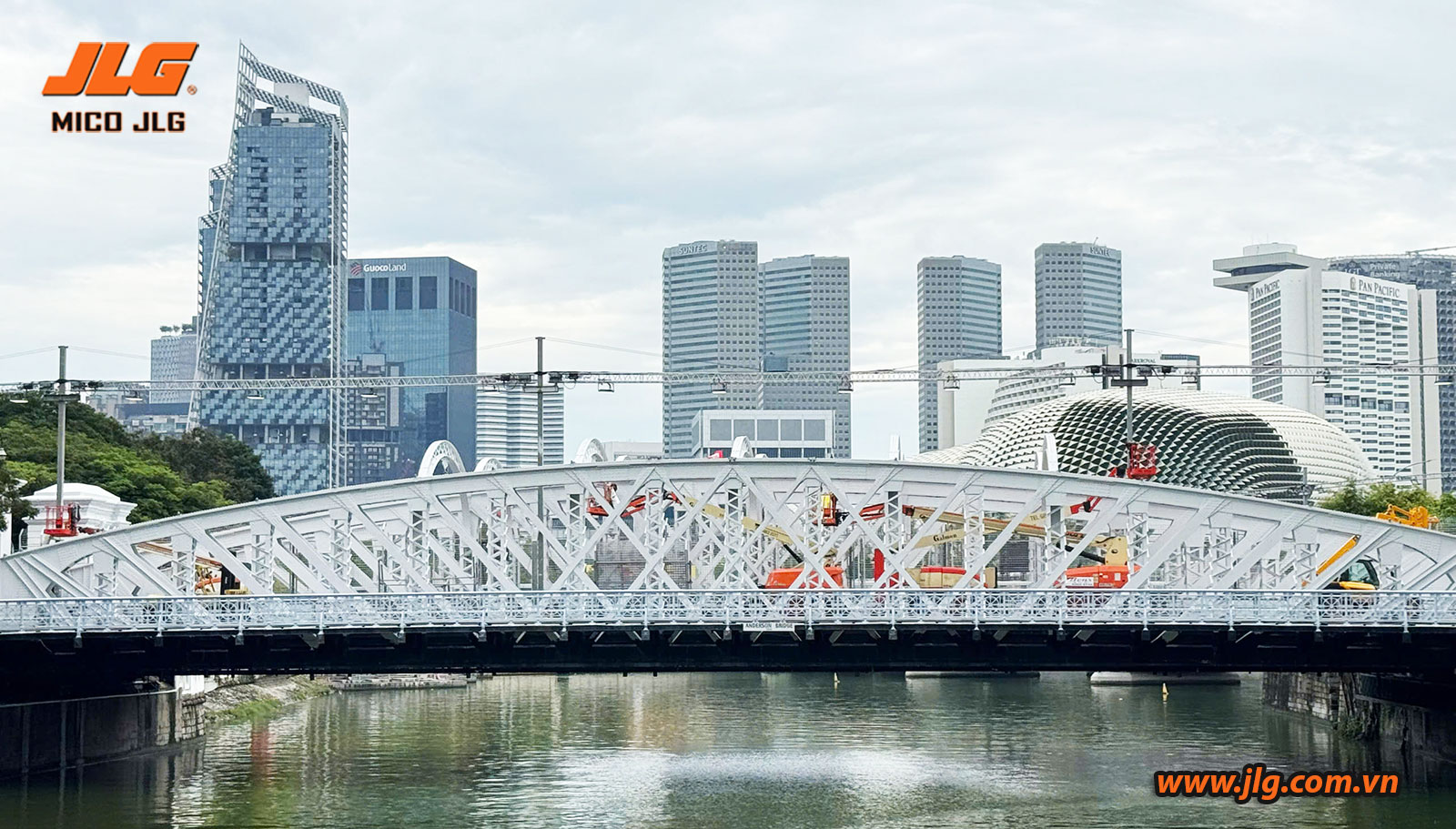 Đội quân xe nâng người JLG đỗ tại Singapore Anderson Bridge