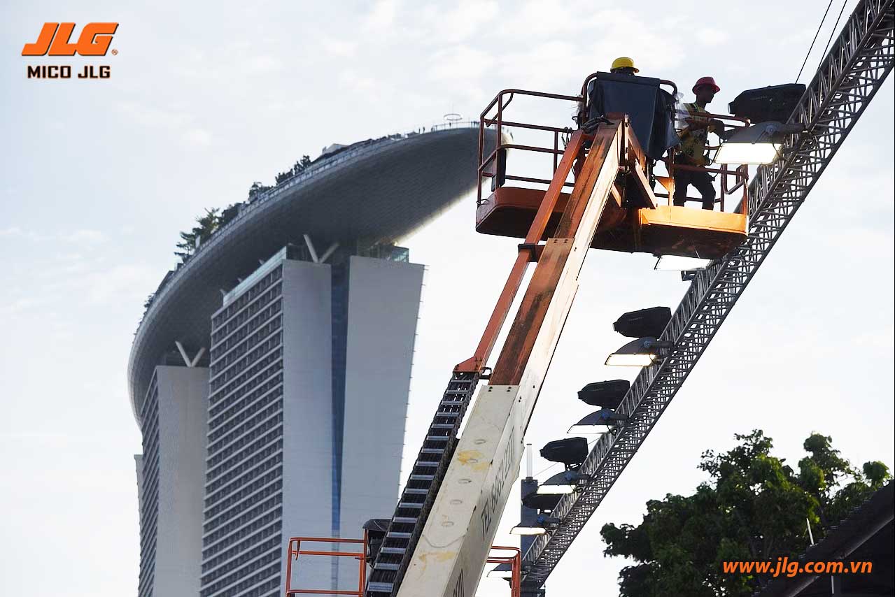 Các công nhân đang điều chỉnh đèn gần khán đài Orange @Pit Grandstand cho Giải đua xe Công thức 1 Singapore