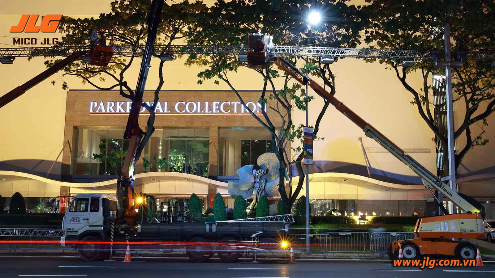 Xe nâng người JLG hỗ trợ lắp đặt hệ thống chiếu sáng Singapore Grand Prix F1