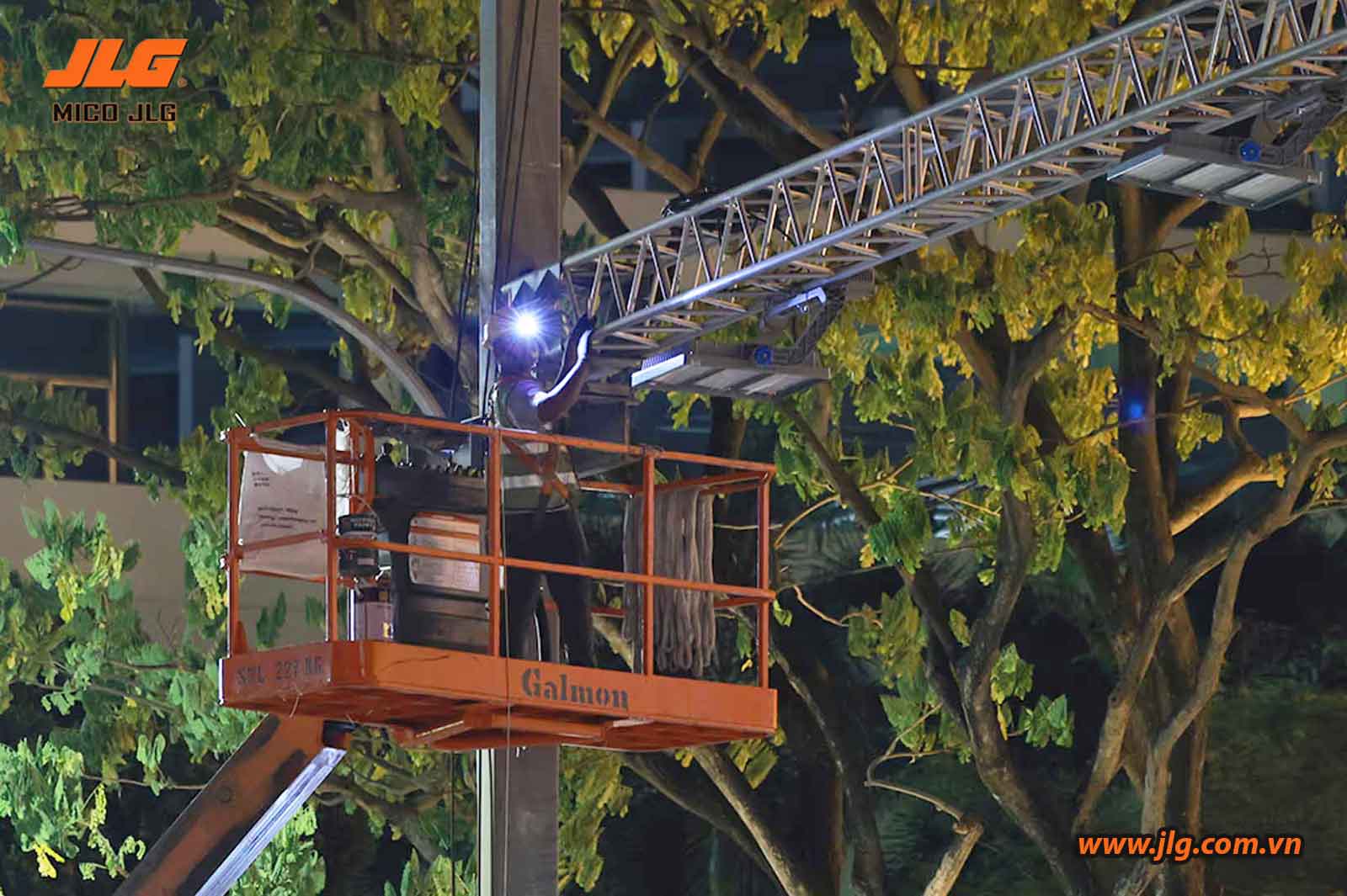 Xe nâng người JLG hỗ trợ lắp đặt hệ thống chiếu sáng Singapore Grand Prix F1