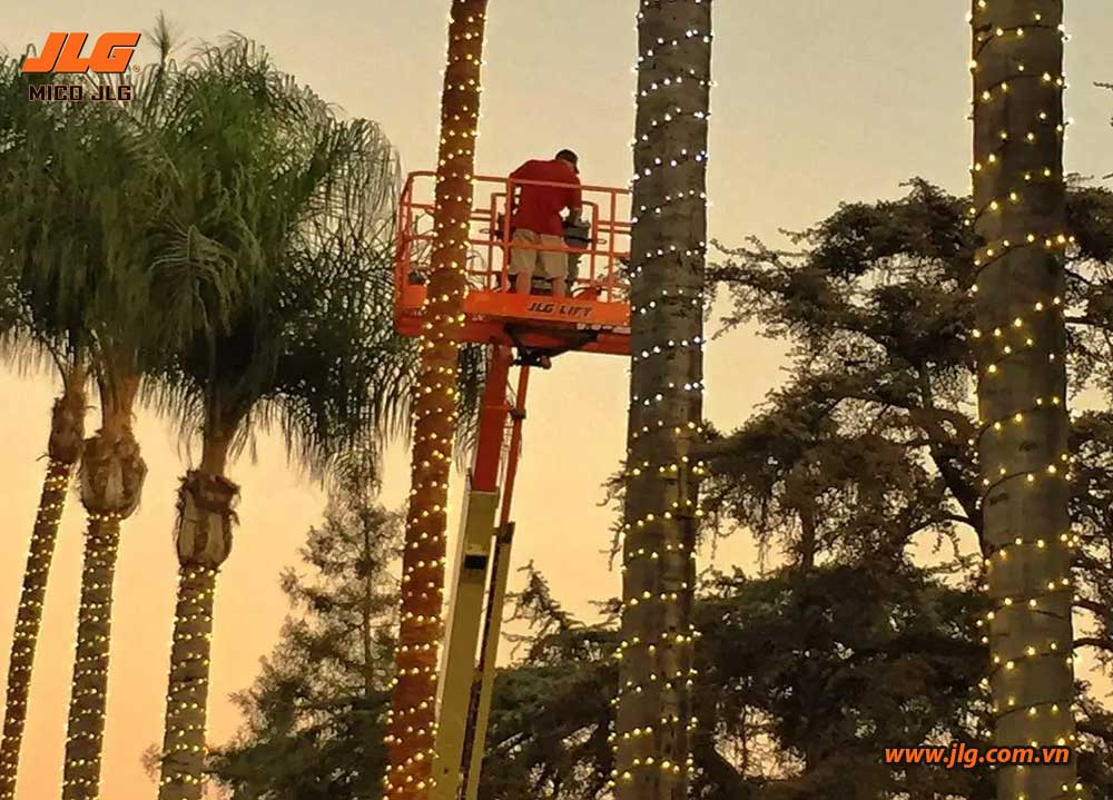 Xe nâng người boom lift JLG lắp đặt đèn trang trí ngoài trời