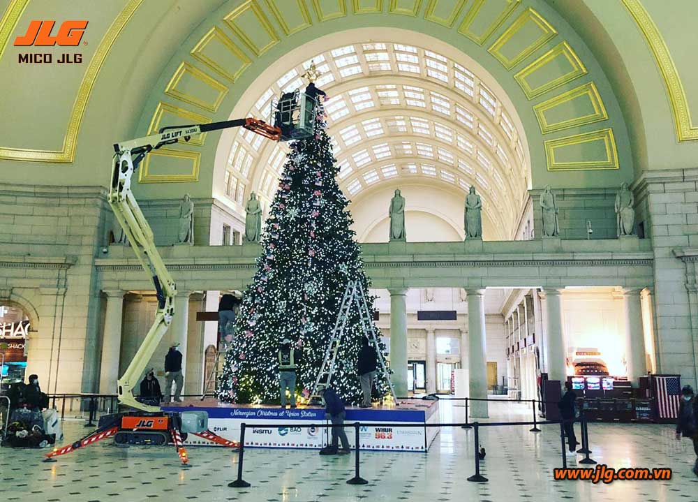 Xe nâng người chân nhện JLG trang trí cây thông Noel trong nhà