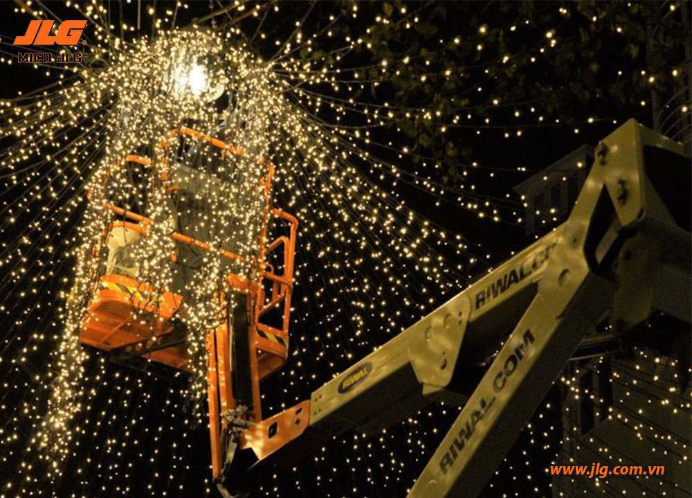 Xe nâng người JLG trang trí Giáng sinh trên các đường phố