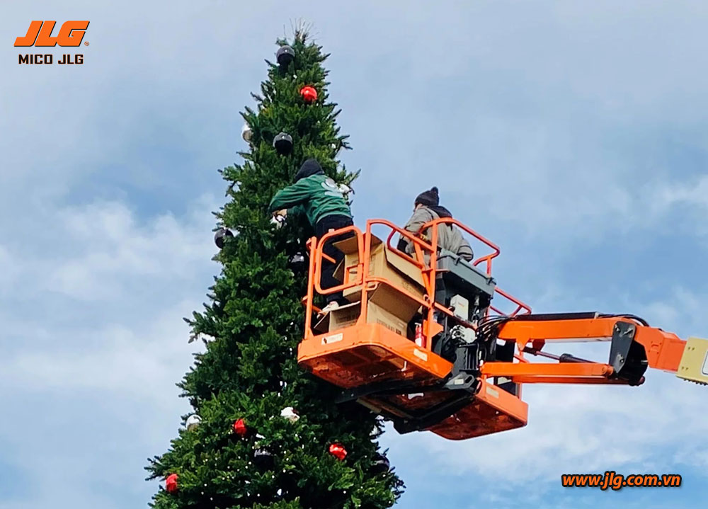 Trang trí Cây thông Noel và lắp đặt hệ thống đèn với xe nâng người JLG